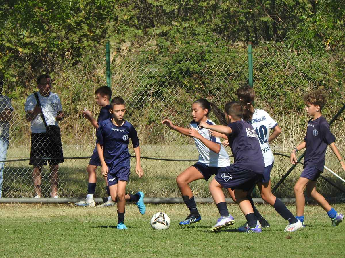 Παιδιά παίζουν ποδόσφαιρο στο Πανθεσσαλικό Τουρνουά στη Μπαλκούρα