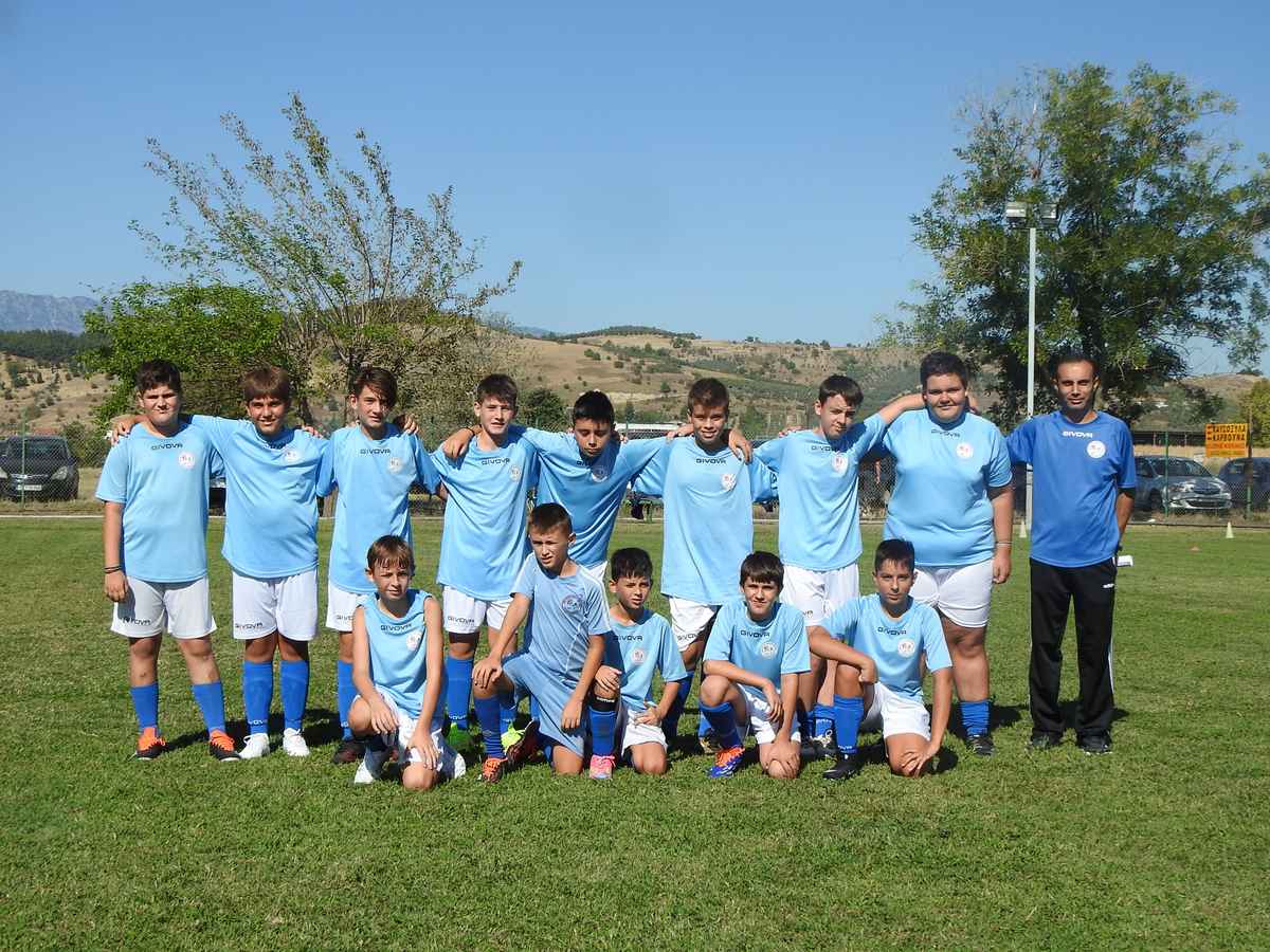 Παιδιά παίζουν ποδόσφαιρο στο Πανθεσσαλικό Τουρνουά στη Μπαλκούρα