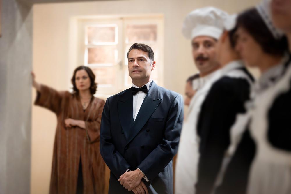 Σκηνή από τον 2ο κύκλο του Grand Hotel με τον Διονύση Παναγόπουλο