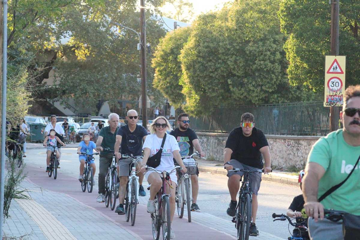 Ποδηλάτες και ποδηλάτισσες σε ποδηλατόδρομο των Τρικάλων κατά τη διάρκεια της Ευρωπαϊκής Εβδομάδας Κινητικότητας.