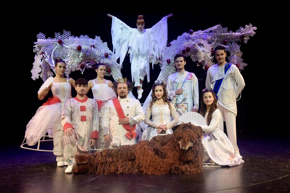 Σκηνή από την παράσταση 'Η Παπλωματού' στο Θέατρο Κ. Βασιλάκου