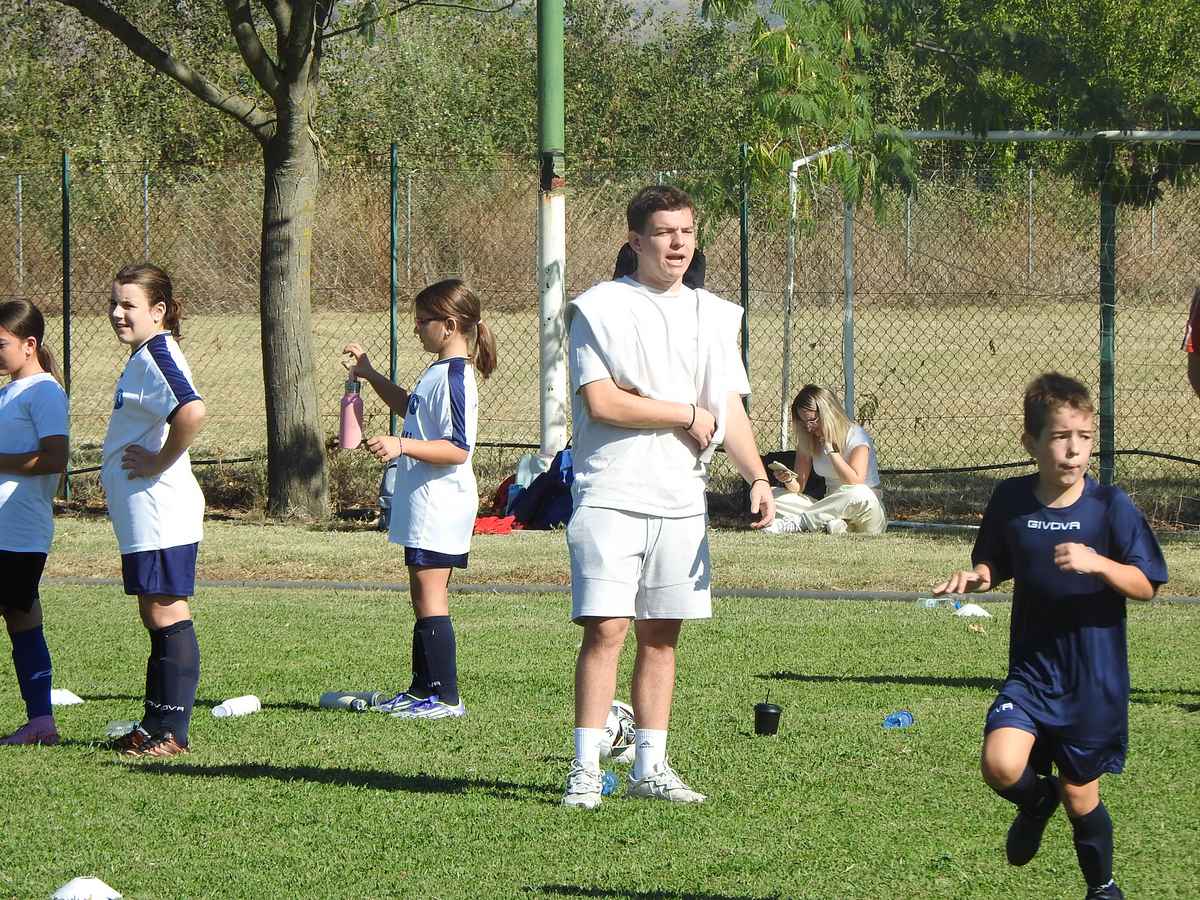 Παιδιά παίζουν ποδόσφαιρο στο Πανθεσσαλικό Τουρνουά στη Μπαλκούρα