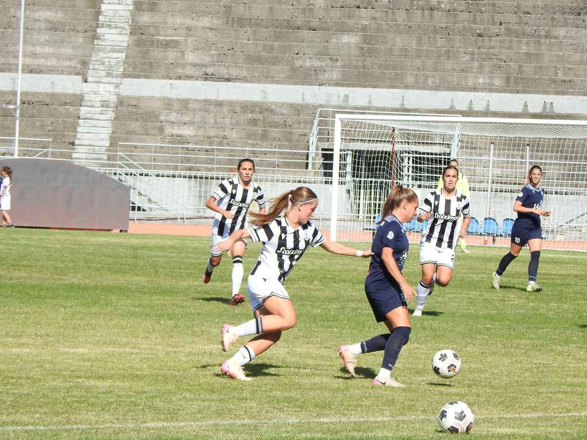 Γυναικεία ομάδα ΑΟ Τρίκαλα 2011 σε αγώνα με τον ΠΑΟΚ – 0-4 στο δημοτικό στάδιο