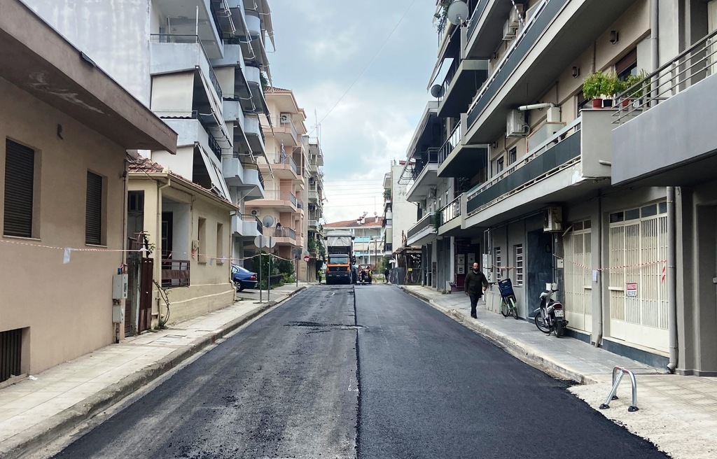 Εργασίες ασφαλτόστρωσης στην οδό Κανάρη στα Τρίκαλα