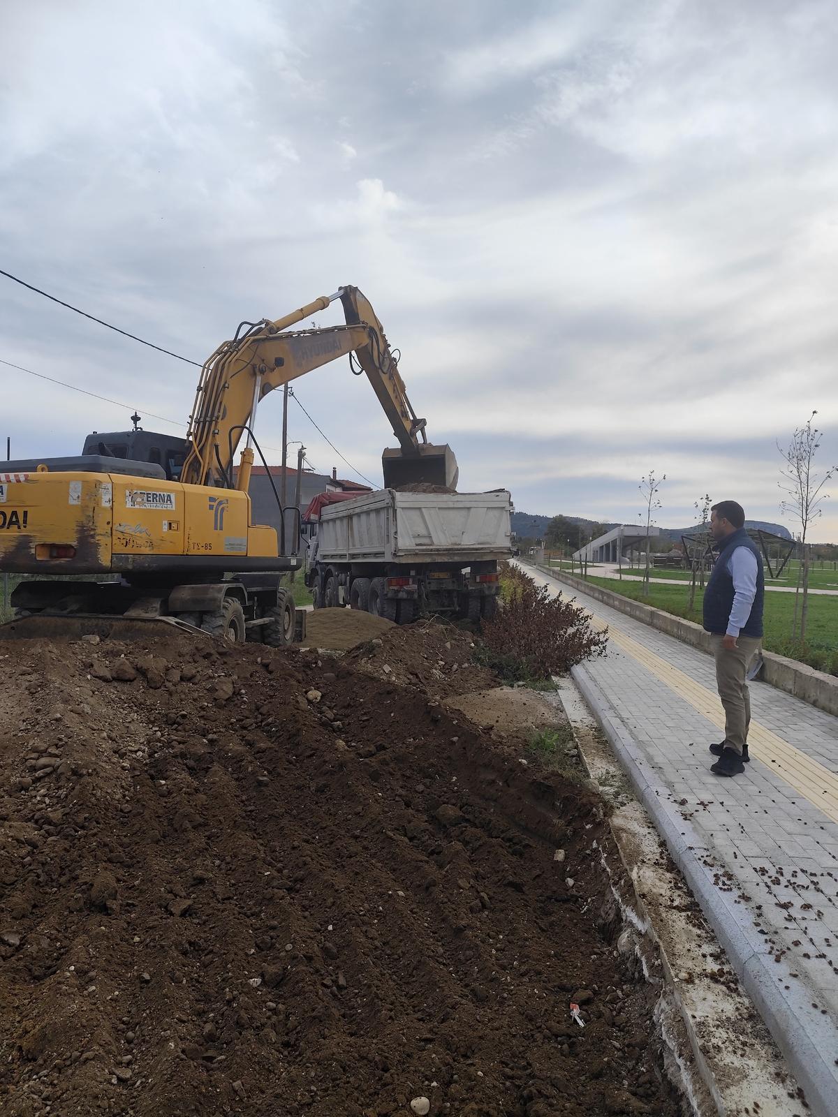 Πέφτει άσφαλτος στον δρόμο προς το Δημοτικό Πάρκο Καλαμπάκας «Χρ. Σινάνης»