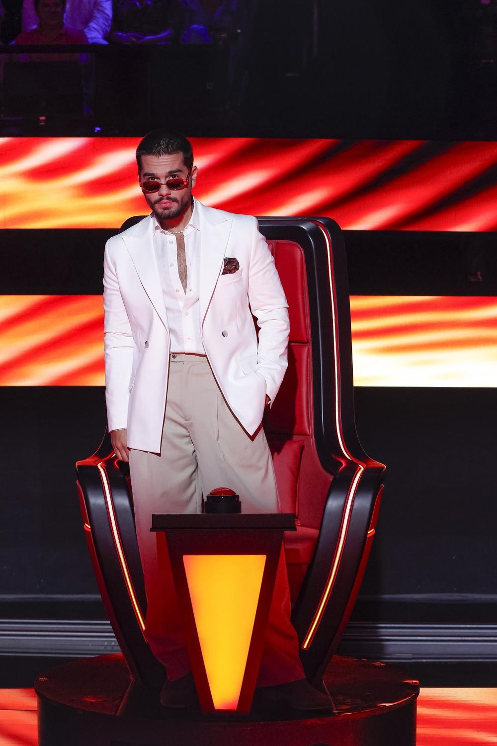 Διαγωνιζόμενος τραγουδά στη σκηνή του The Voice of Greece