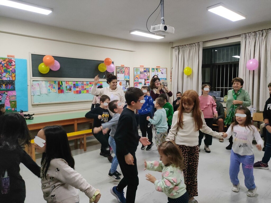 Παιδιά και παππούδες σε εκδήλωση του ΚΔΑΠ «Φρούριο» Τρικάλων, δημιουργώντας κάρτες και χορεύοντας μαζί σε γιορτή αγάπης.