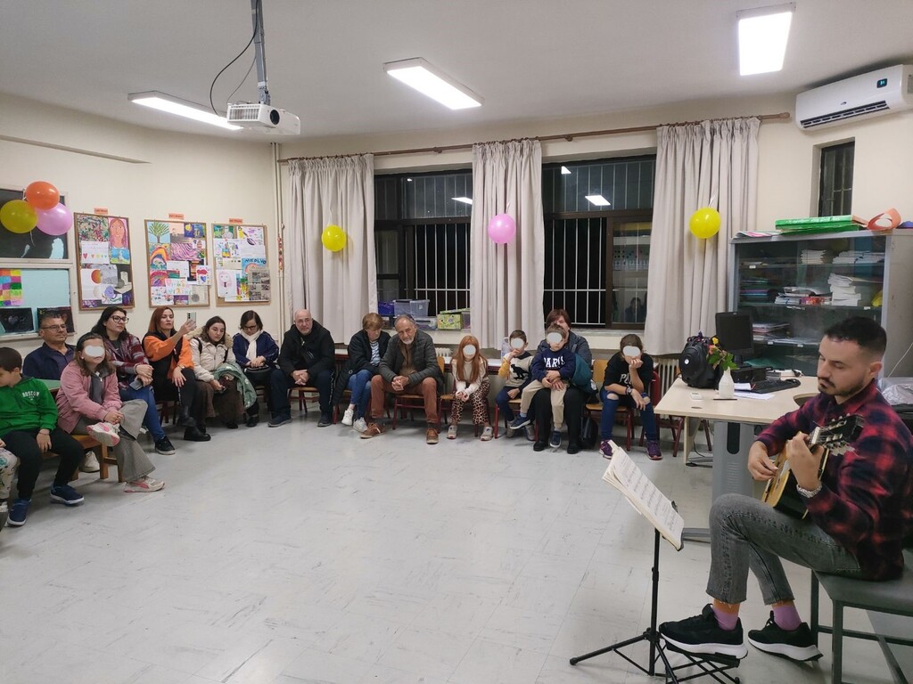 Παιδιά και παππούδες σε εκδήλωση του ΚΔΑΠ «Φρούριο» Τρικάλων, δημιουργώντας κάρτες και χορεύοντας μαζί σε γιορτή αγάπης.