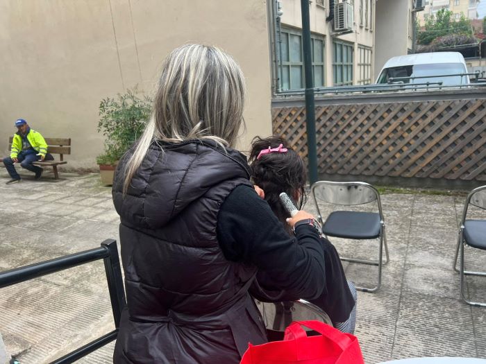 Εθελόντριες κομμώτριες περιποιούνται ωφελούμενους στο Κέντρο Αστέγων Τρικάλων