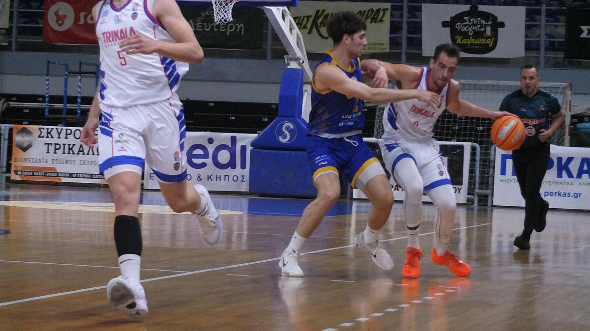 Παίκτες του ΑΟ Τρίκαλα και του Ψυχικού σε φάση αγώνα για την Elite League στο Δημοτικό Κλειστό Τρικάλων