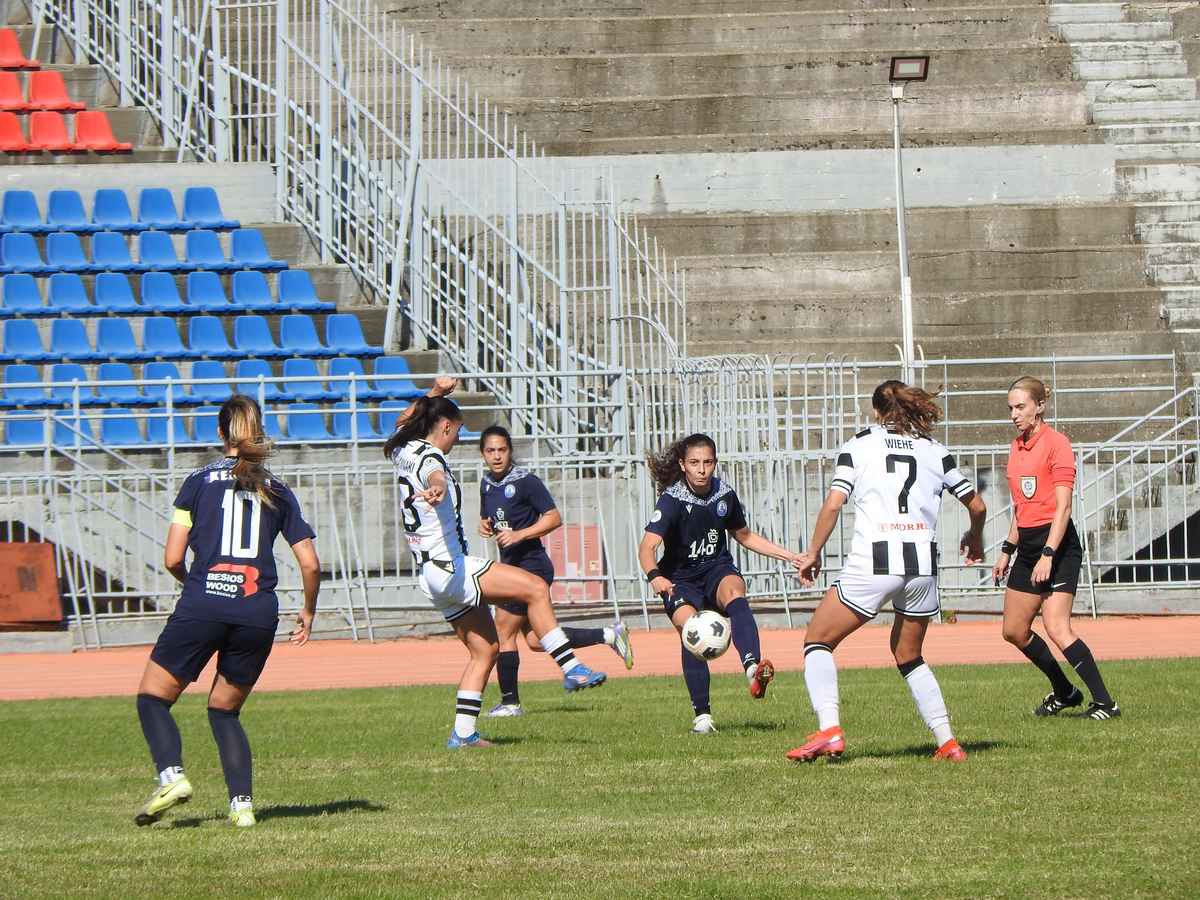 Γυναικεία ομάδα ΑΟ Τρίκαλα 2011 σε αγώνα με τον ΠΑΟΚ – 0-4 στο δημοτικό στάδιο