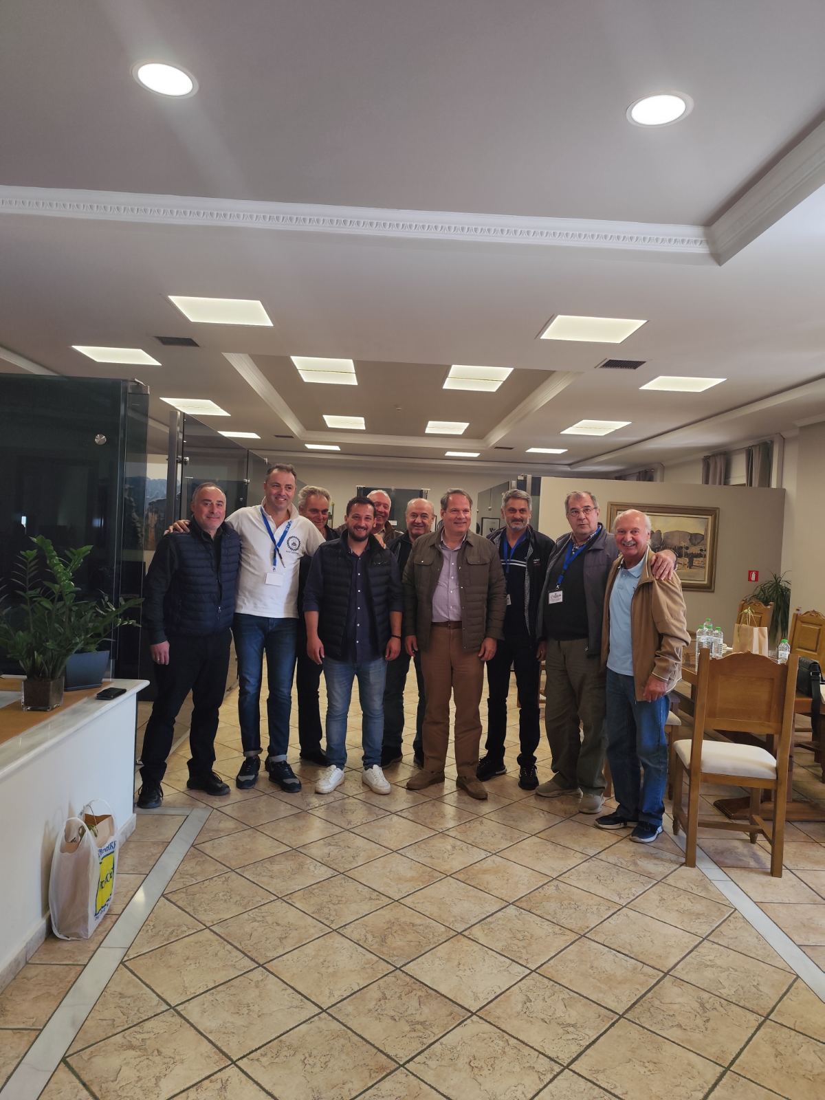 Ρετρό λάμψη στην Καλαμπάκα – Κλασικά αυτοκίνητα κατέκλυσαν την πόλη στο πλαίσιο του 14ου Ράλλυ Ολύμπου