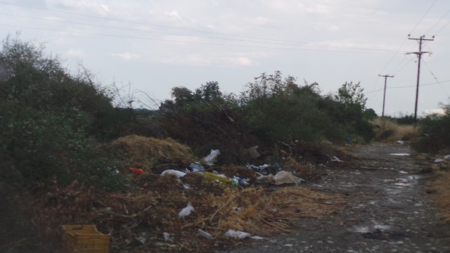 Βουνά σκουπιδιών δίπλα στο γήπεδο στο Παλαιομονάστηρο Τρικάλων – καταγγελίες κατά του Δήμου Πύλης για αδιαφορία
