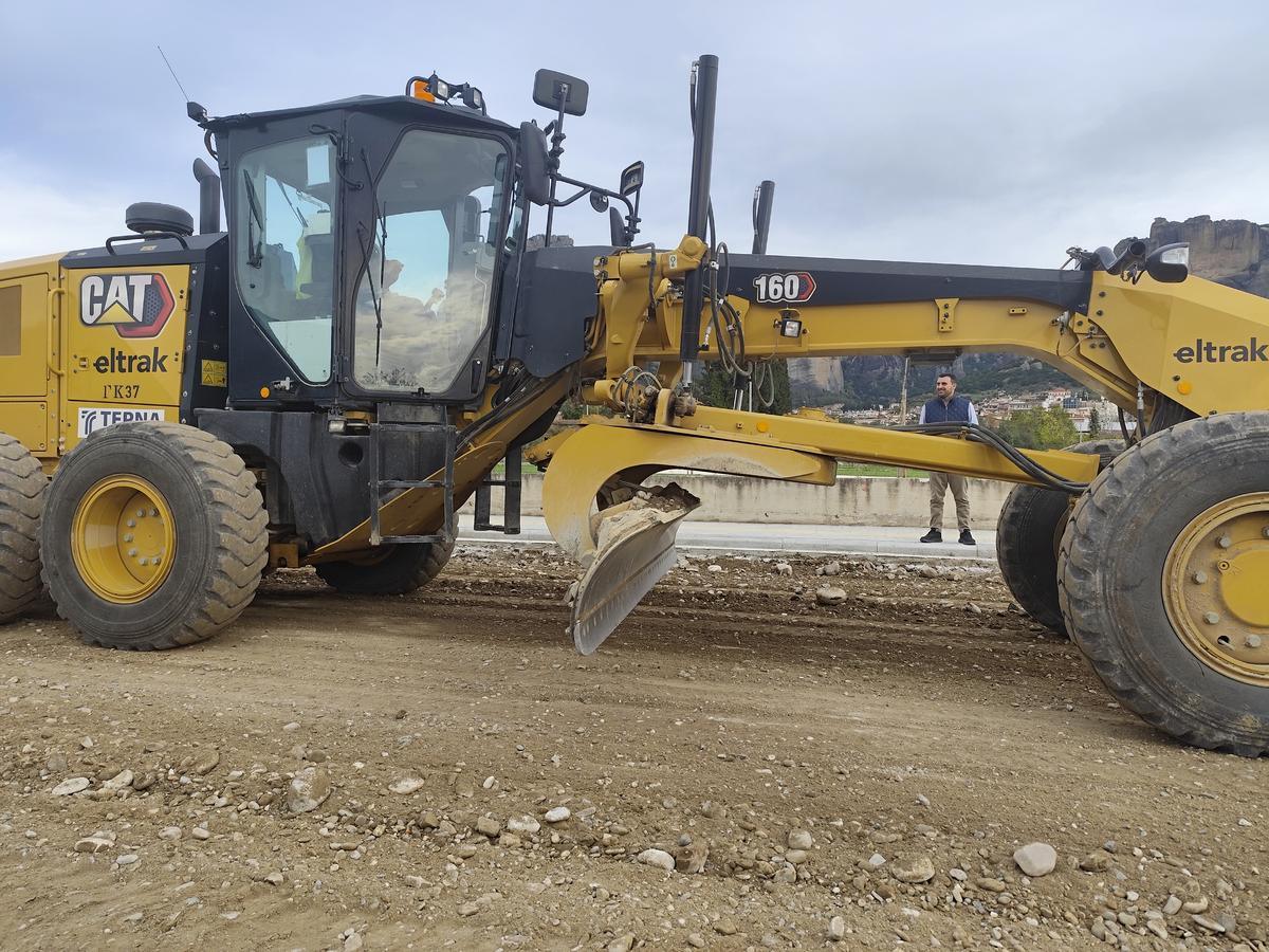 Πέφτει άσφαλτος στον δρόμο προς το Δημοτικό Πάρκο Καλαμπάκας «Χρ. Σινάνης»