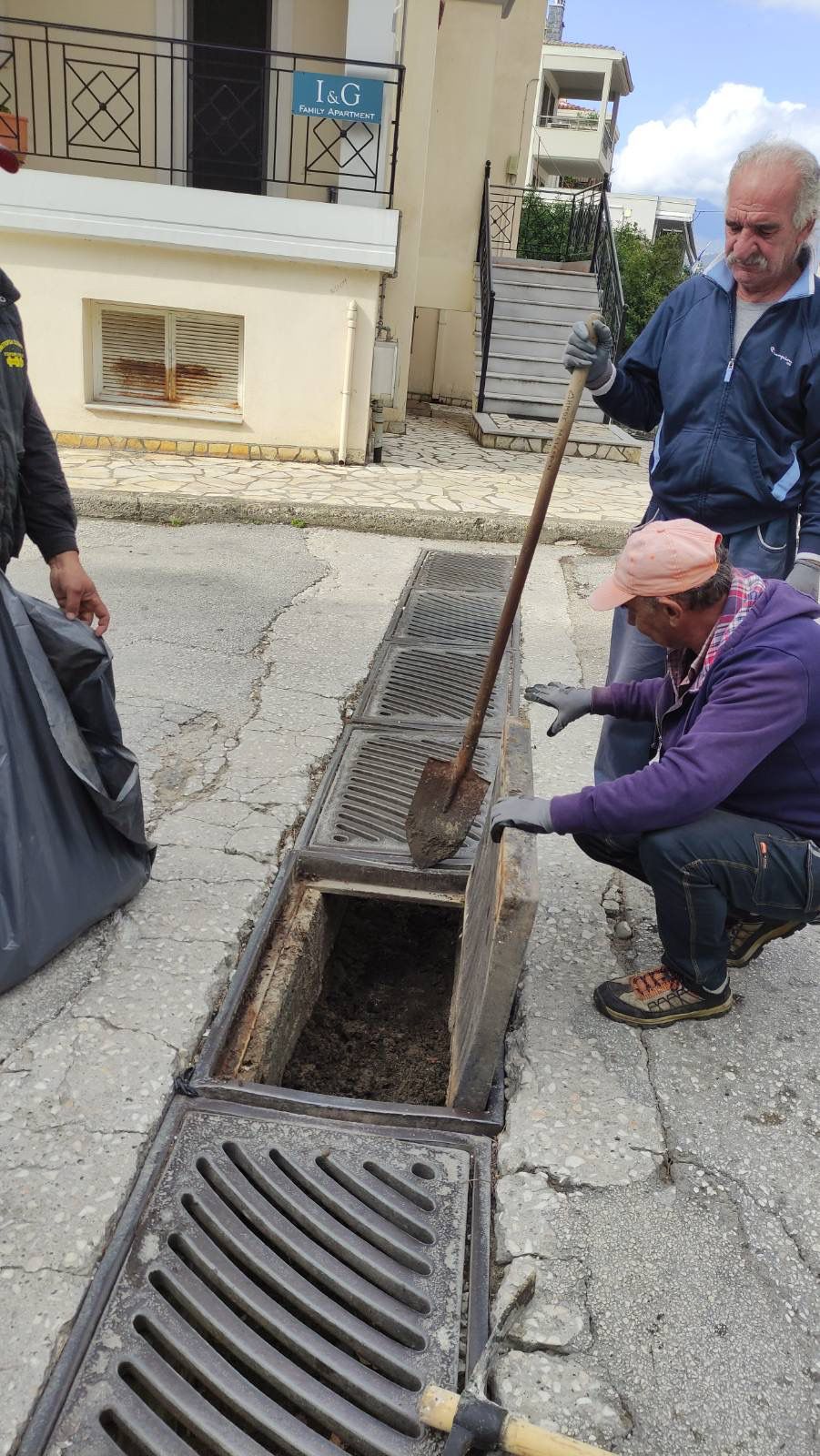 Προώθ.: Δήμος Μετεώρων: Καθαρισμός φρεατίων και σχαρών από τα συνεργεία καθαριότητας