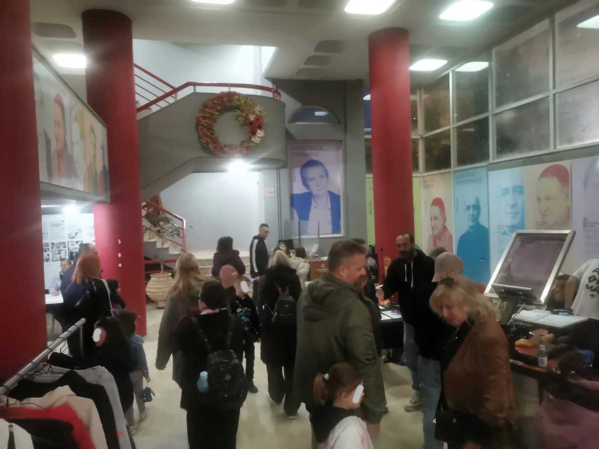 Μαθητές και επισκέπτες συμμετέχουν στη γιορτή κόμικς «Καμπίσιοι Δημιουργοί 8 ½» στο Πνευματικό Κέντρο Τρικάλων.