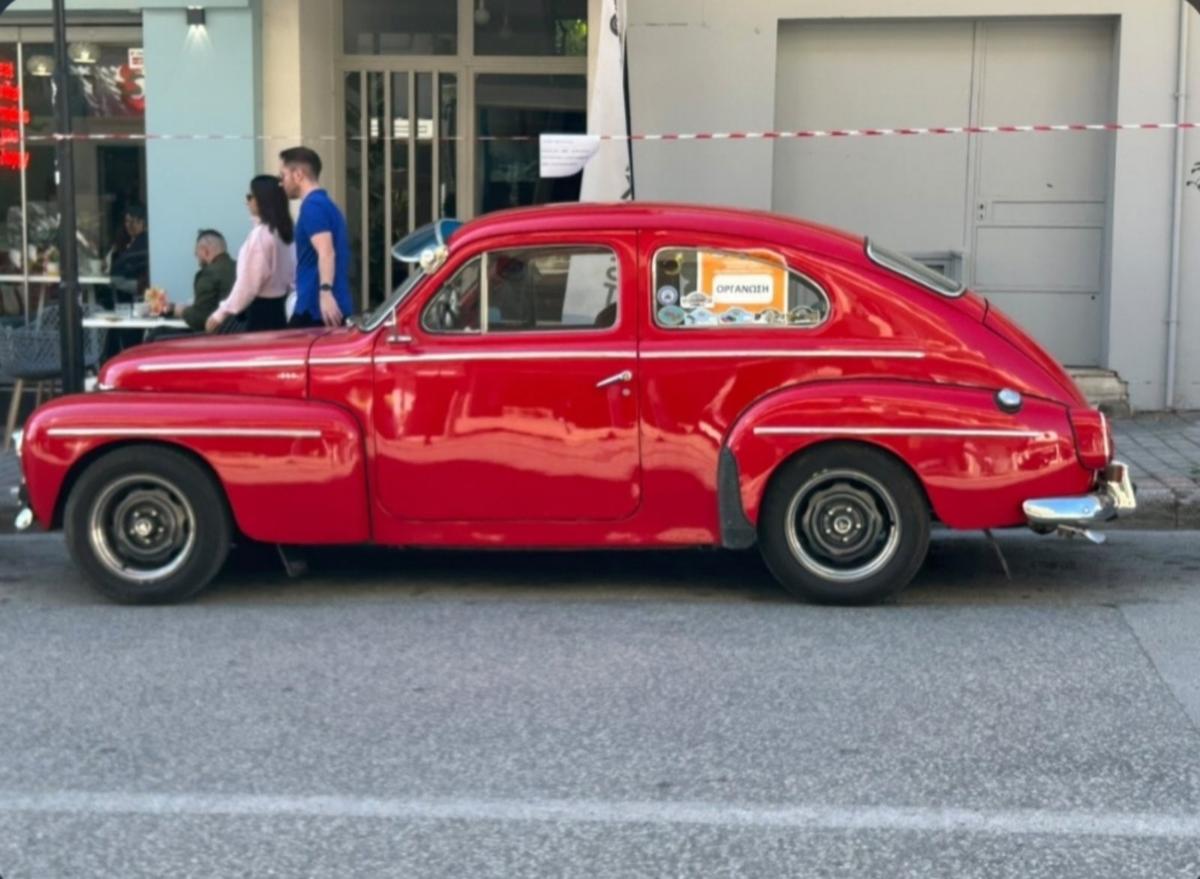 Ρετρό λάμψη στην Καλαμπάκα – Κλασικά αυτοκίνητα κατέκλυσαν την πόλη στο πλαίσιο του 14ου Ράλλυ Ολύμπου