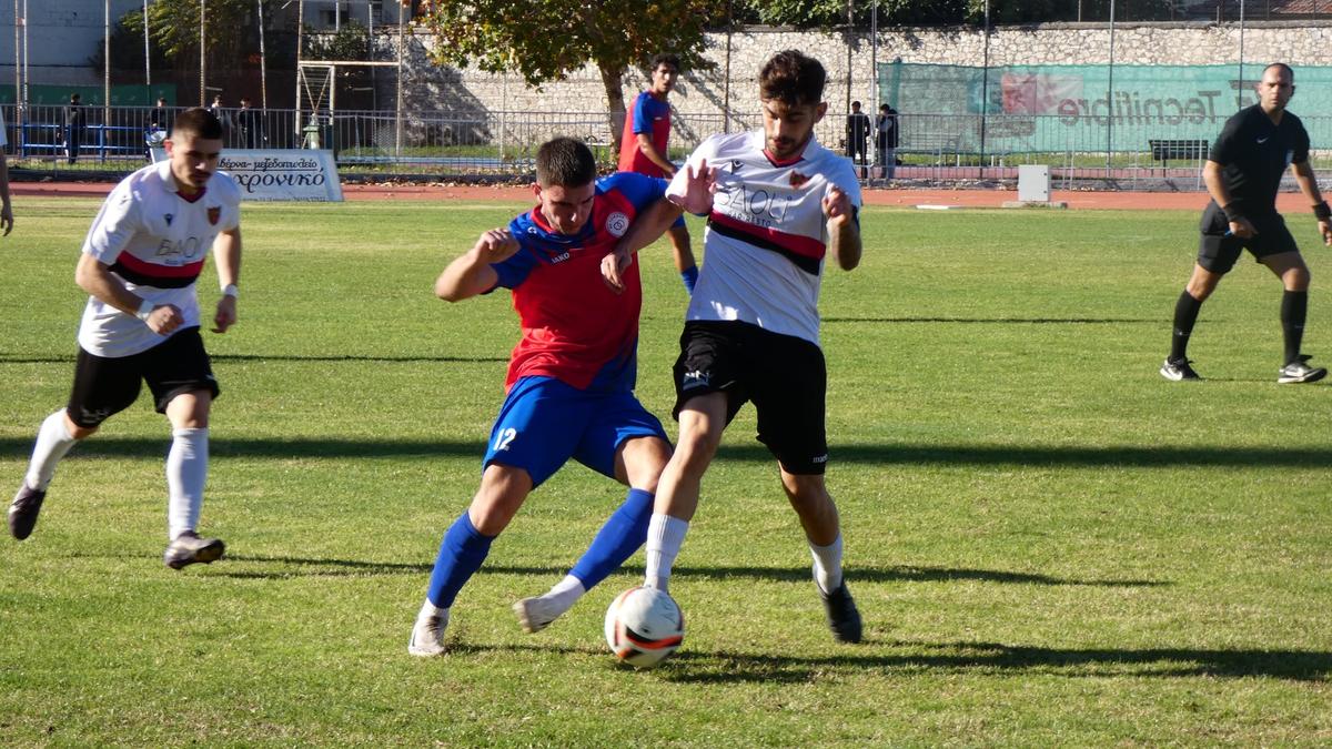 Παίκτες του ΑΟ Τρίκαλα πανηγυρίζουν τη νίκη 3-0 επί του Σαρακηνού για το Κύπελλο Ερασιτεχνών