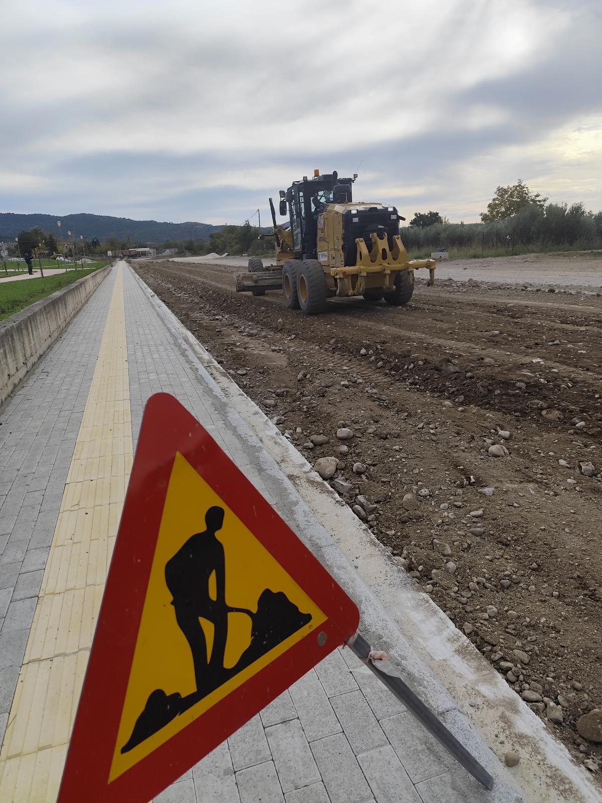 Πέφτει άσφαλτος στον δρόμο προς το Δημοτικό Πάρκο Καλαμπάκας «Χρ. Σινάνης»