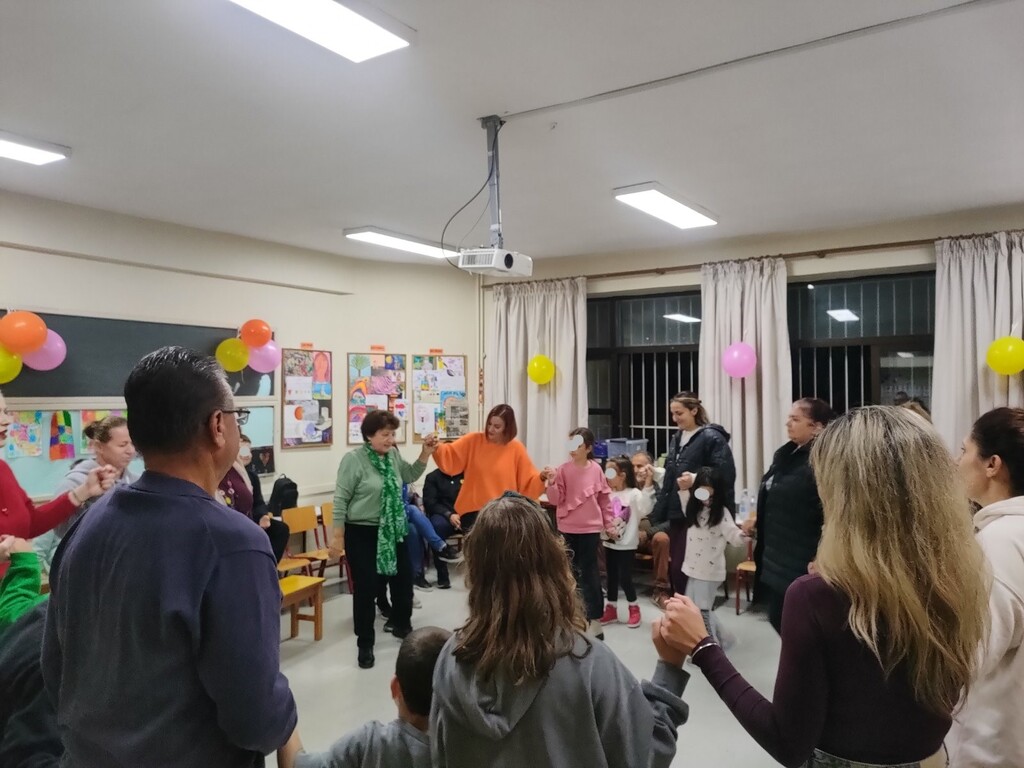 Παιδιά και παππούδες σε εκδήλωση του ΚΔΑΠ «Φρούριο» Τρικάλων, δημιουργώντας κάρτες και χορεύοντας μαζί σε γιορτή αγάπης.