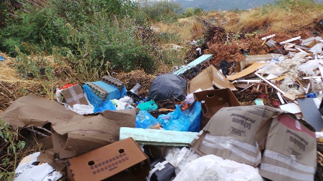 Βουνά σκουπιδιών δίπλα στο γήπεδο στο Παλαιομονάστηρο Τρικάλων – καταγγελίες κατά του Δήμου Πύλης για αδιαφορία