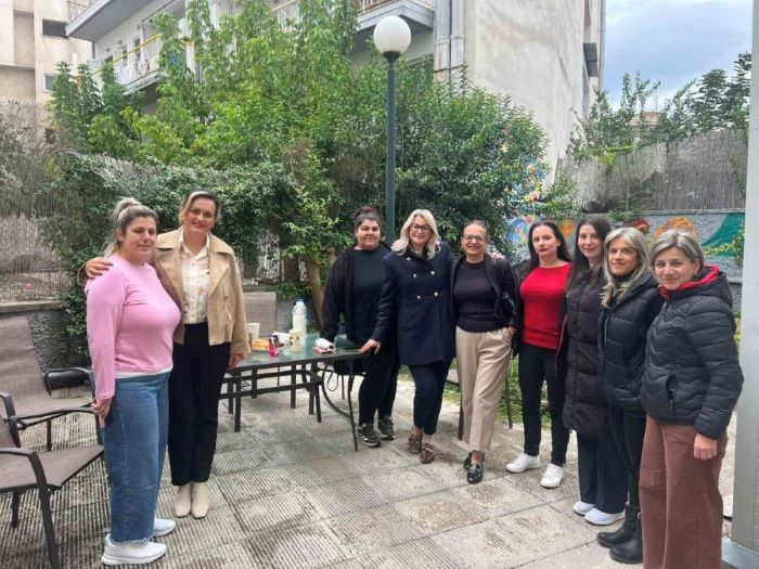 Εθελόντριες κομμώτριες περιποιούνται ωφελούμενους στο Κέντρο Αστέγων Τρικάλων