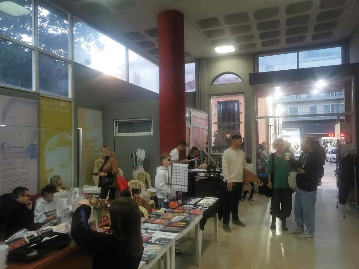 Μαθητές και επισκέπτες συμμετέχουν στη γιορτή κόμικς «Καμπίσιοι Δημιουργοί 8 ½» στο Πνευματικό Κέντρο Τρικάλων.
