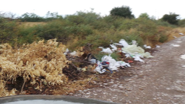Βουνά σκουπιδιών δίπλα στο γήπεδο στο Παλαιομονάστηρο Τρικάλων – καταγγελίες κατά του Δήμου Πύλης για αδιαφορία