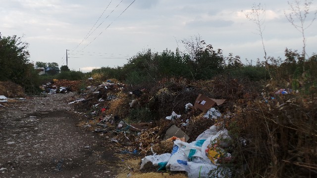 Βουνά σκουπιδιών δίπλα στο γήπεδο στο Παλαιομονάστηρο Τρικάλων – καταγγελίες κατά του Δήμου Πύλης για αδιαφορία