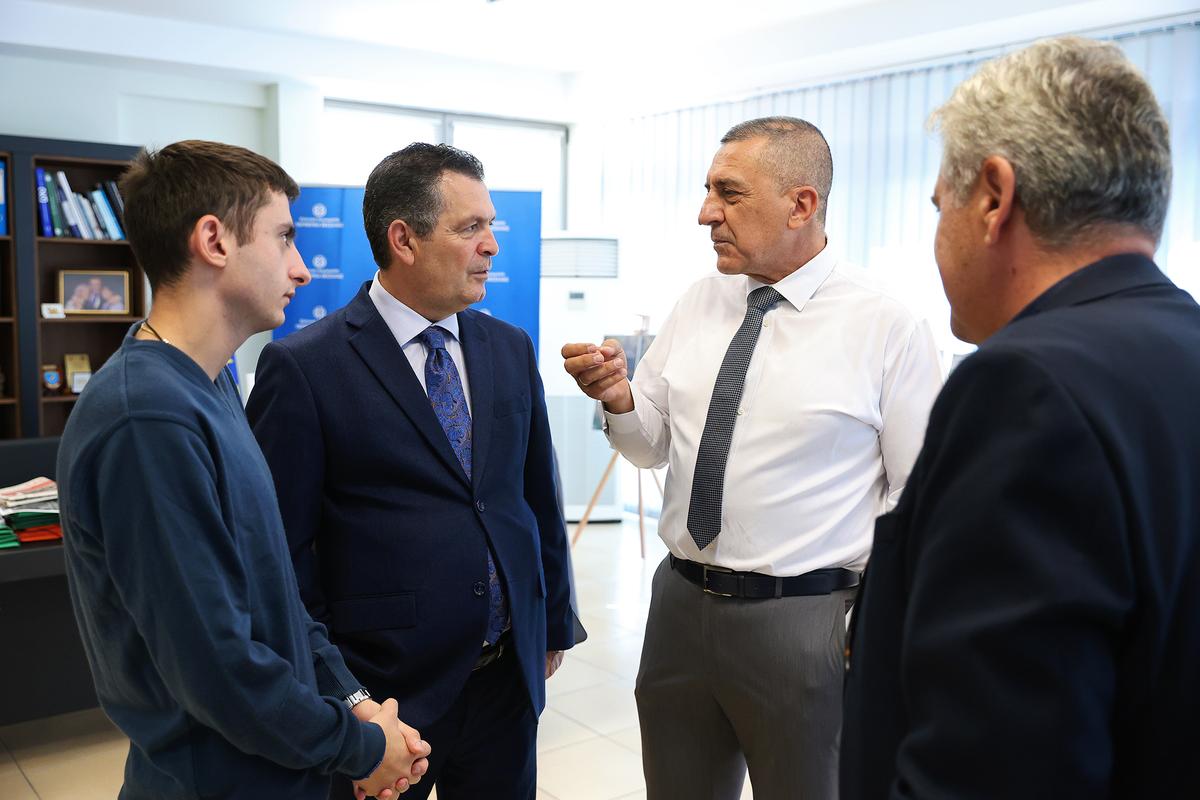 ΕΥΧΕΣ ΔΕΧΘΗΚΕ Ο ΚΟΥΡΕΤΑΣ