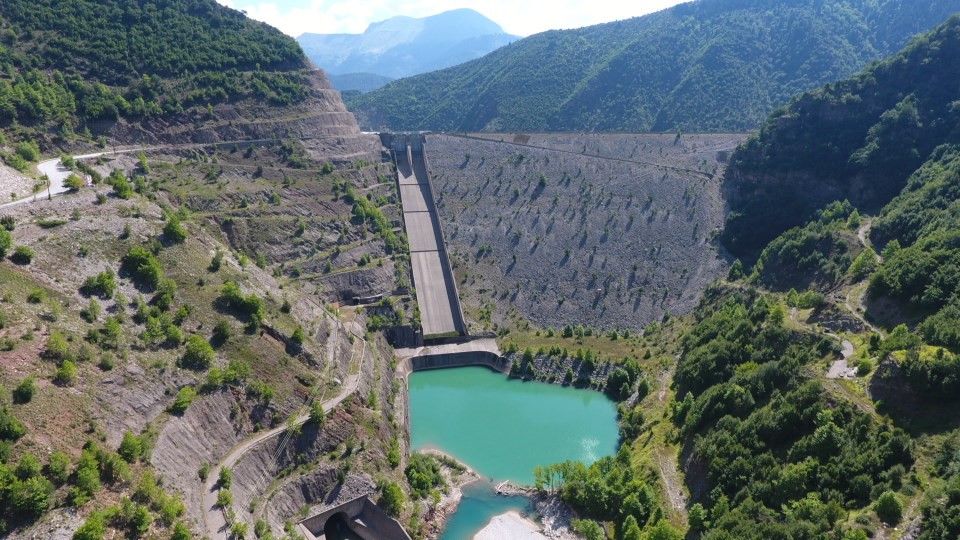 Εναέρια άποψη του φράγματος Μεσοχώρας και της τεχνητής λίμνης στον Αχελώο ποταμό.