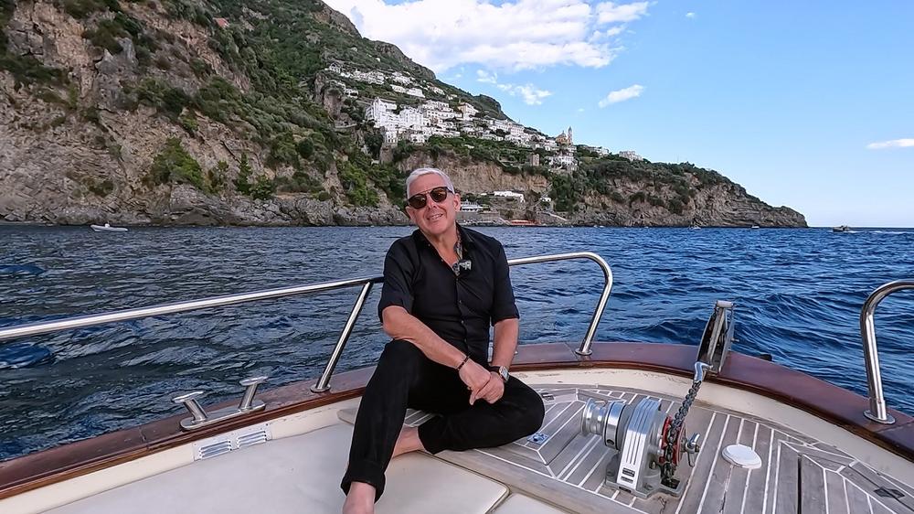 Ο Τάσος Δούσης και οι «Εικόνες» συνεχίζουν το μαγευτικό ταξίδι στην Ακτή Αμάλφι 
