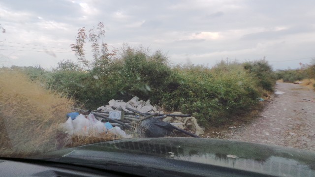 Βουνά σκουπιδιών δίπλα στο γήπεδο στο Παλαιομονάστηρο Τρικάλων – καταγγελίες κατά του Δήμου Πύλης για αδιαφορία