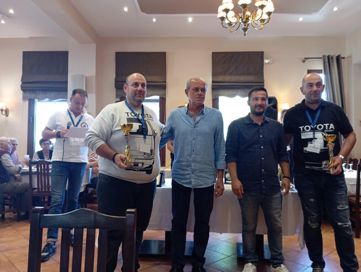 Ρετρό λάμψη στην Καλαμπάκα – Κλασικά αυτοκίνητα κατέκλυσαν την πόλη στο πλαίσιο του 14ου Ράλλυ Ολύμπου