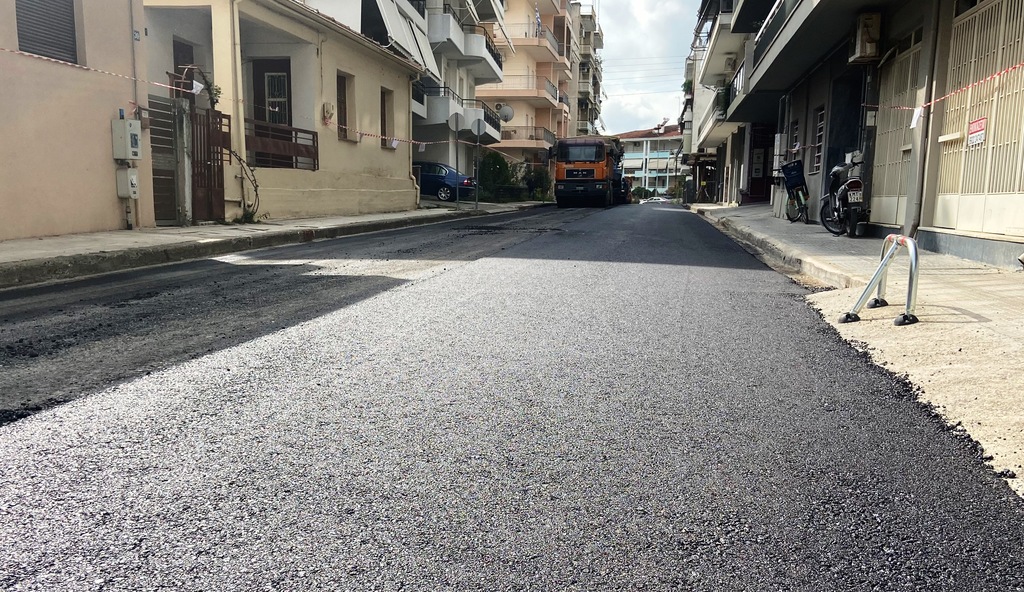 Εργασίες ασφαλτόστρωσης στην οδό Κανάρη στα Τρίκαλα
