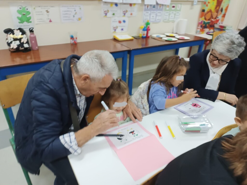 Παιδιά και παππούδες σε εκδήλωση του ΚΔΑΠ «Φρούριο» Τρικάλων, δημιουργώντας κάρτες και χορεύοντας μαζί σε γιορτή αγάπης.