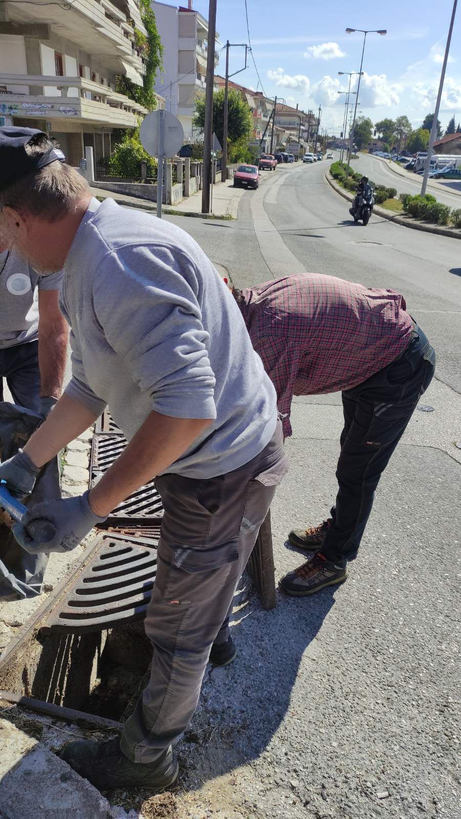 Προώθ.: Δήμος Μετεώρων: Καθαρισμός φρεατίων και σχαρών από τα συνεργεία καθαριότητας