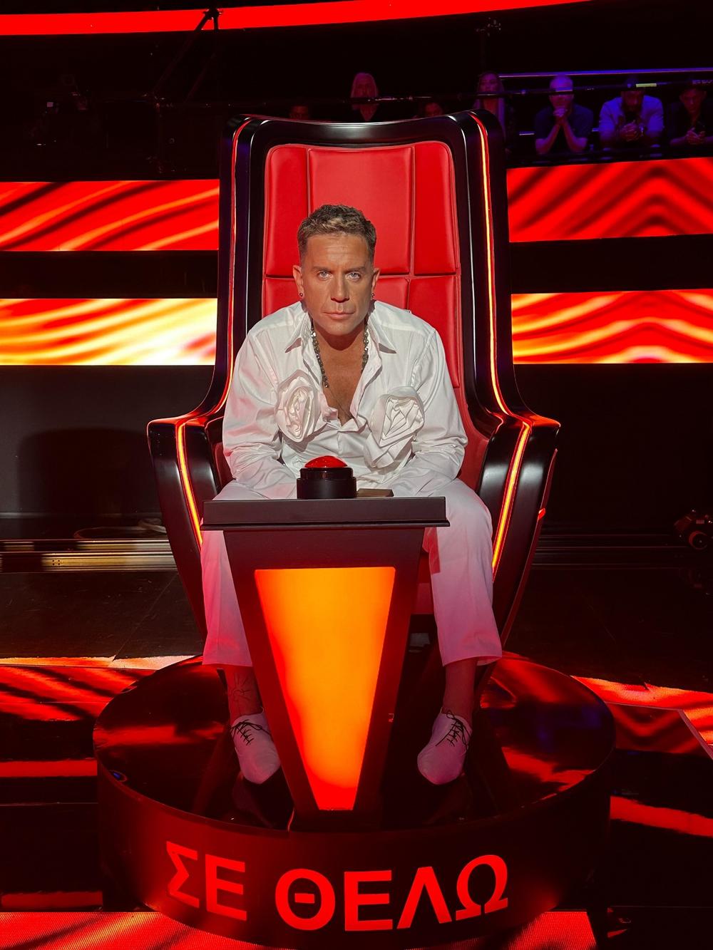 Ο Γιώργος Καπουτζίδης υποδέχεται διαγωνιζόμενους στο Family Room