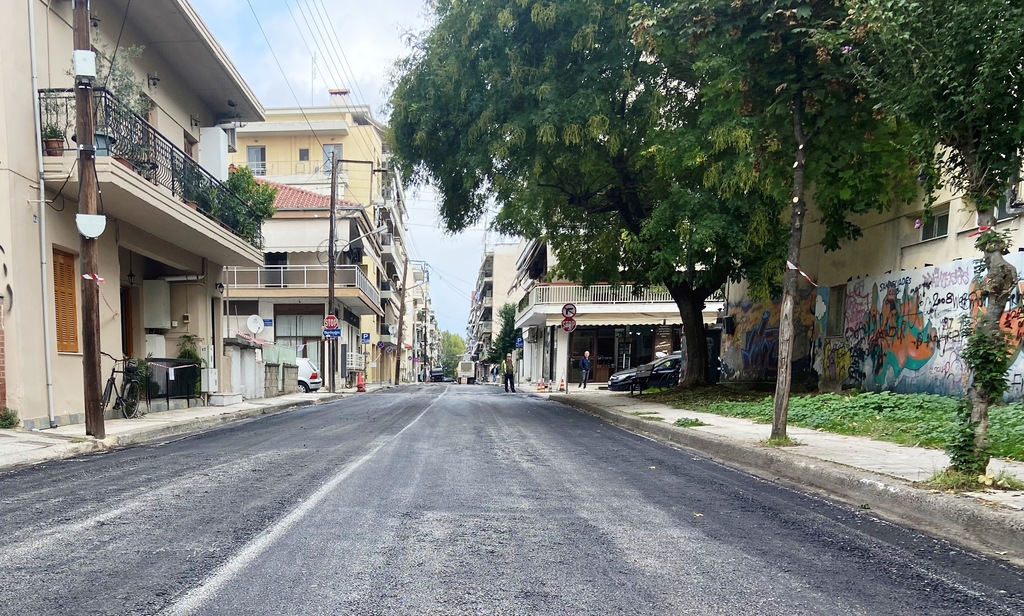 Εργασίες ασφαλτόστρωσης στην οδό Κανάρη στα Τρίκαλα