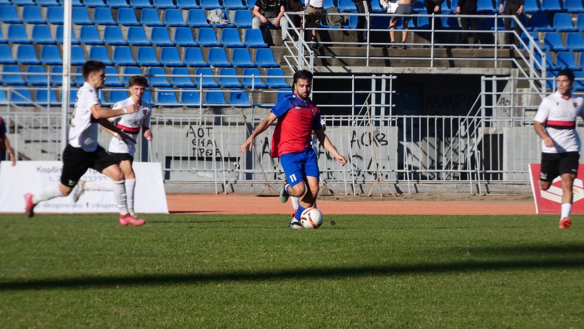 Παίκτες του ΑΟ Τρίκαλα πανηγυρίζουν τη νίκη 3-0 επί του Σαρακηνού για το Κύπελλο Ερασιτεχνών