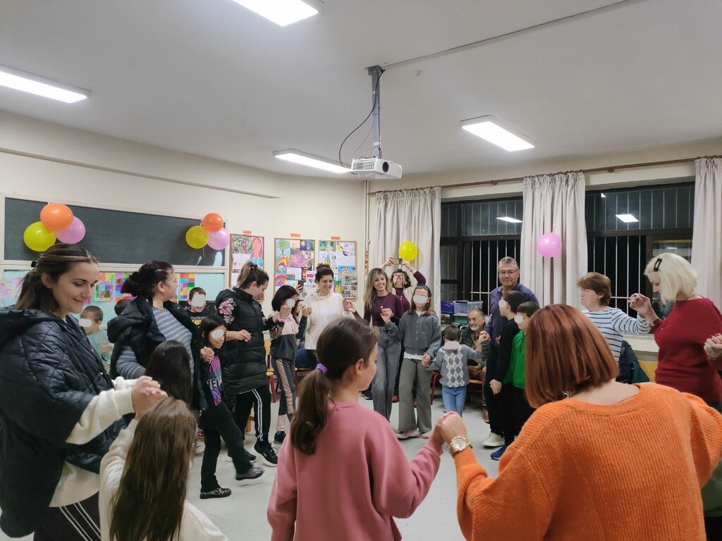 Παιδιά και παππούδες σε εκδήλωση του ΚΔΑΠ «Φρούριο» Τρικάλων, δημιουργώντας κάρτες και χορεύοντας μαζί σε γιορτή αγάπης.