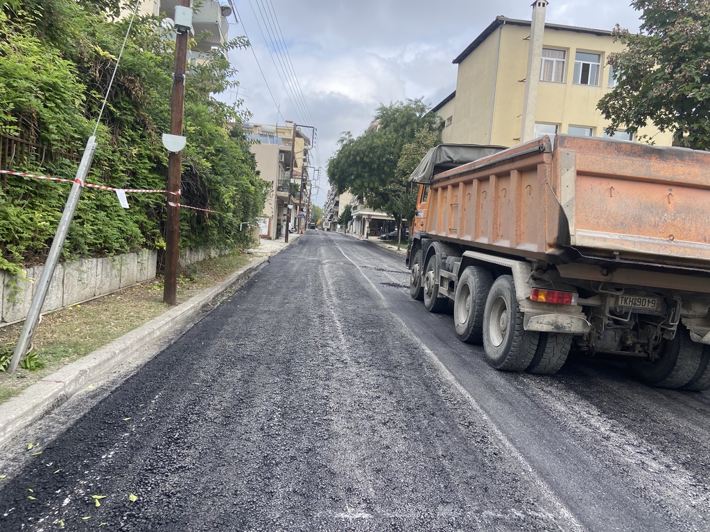 Εργασίες ασφαλτόστρωσης στην οδό Κανάρη στα Τρίκαλα