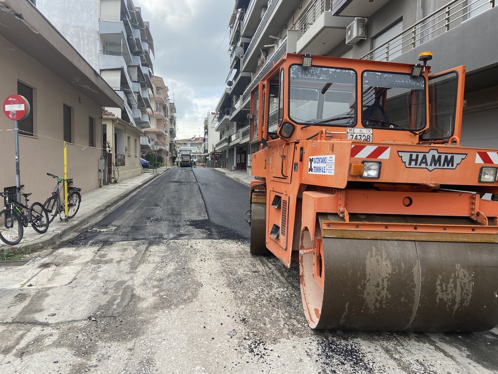 Εργασίες ασφαλτόστρωσης στην οδό Κανάρη στα Τρίκαλα