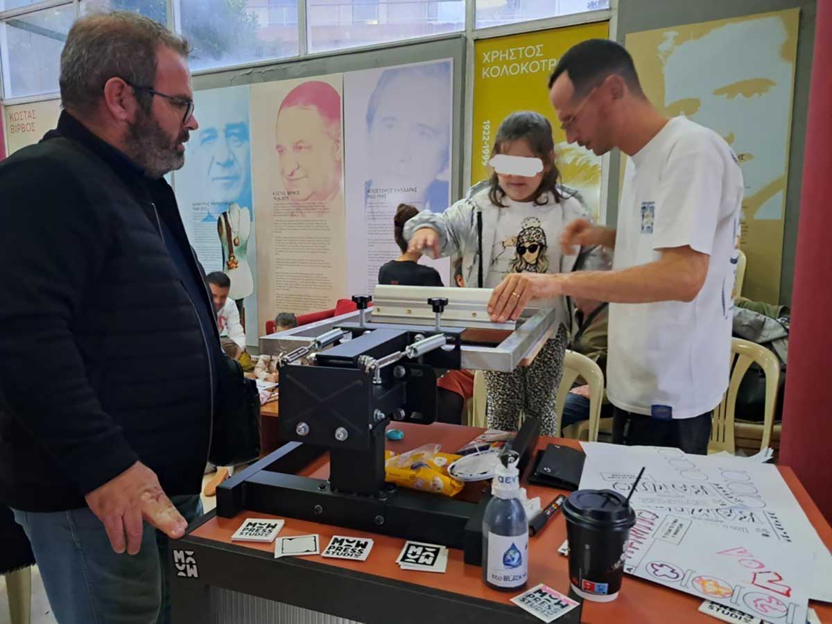 Μαθητές και επισκέπτες συμμετέχουν στη γιορτή κόμικς «Καμπίσιοι Δημιουργοί 8 ½» στο Πνευματικό Κέντρο Τρικάλων.