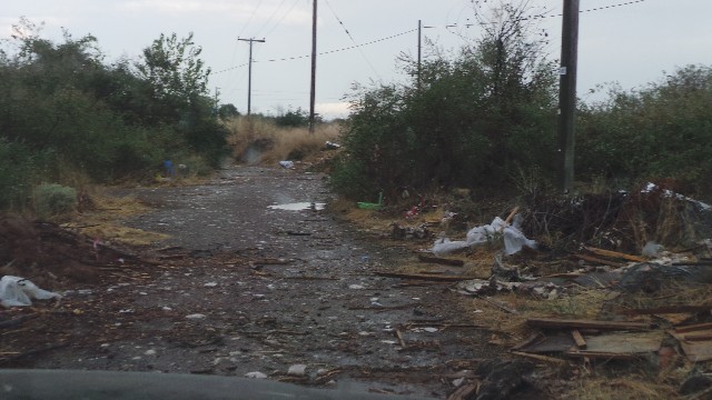 Βουνά σκουπιδιών δίπλα στο γήπεδο στο Παλαιομονάστηρο Τρικάλων – καταγγελίες κατά του Δήμου Πύλης για αδιαφορία