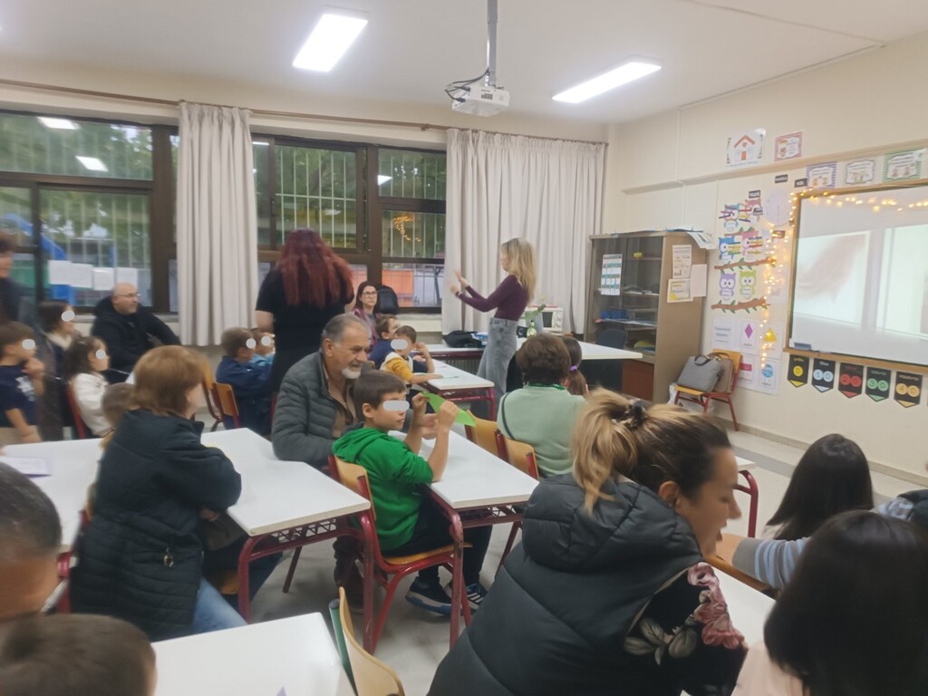 Παιδιά και παππούδες σε εκδήλωση του ΚΔΑΠ «Φρούριο» Τρικάλων, δημιουργώντας κάρτες και χορεύοντας μαζί σε γιορτή αγάπης.