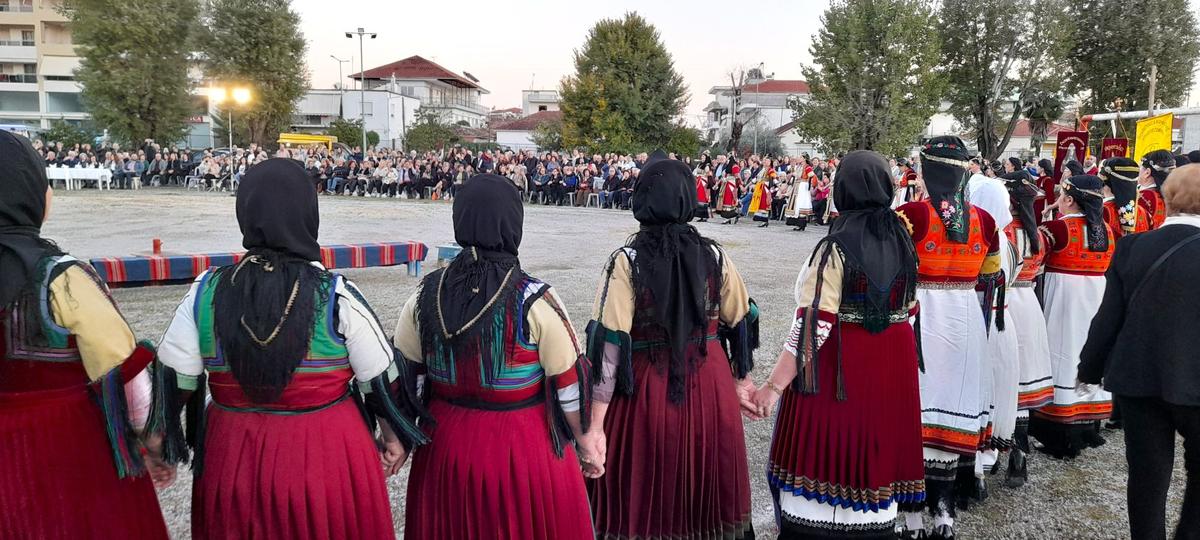 Χορευτές με καραγκούνικες φορεσιές στο Μεγάλο Καραγκούνικο Πανηγύρι στα Τρίκαλα 2025