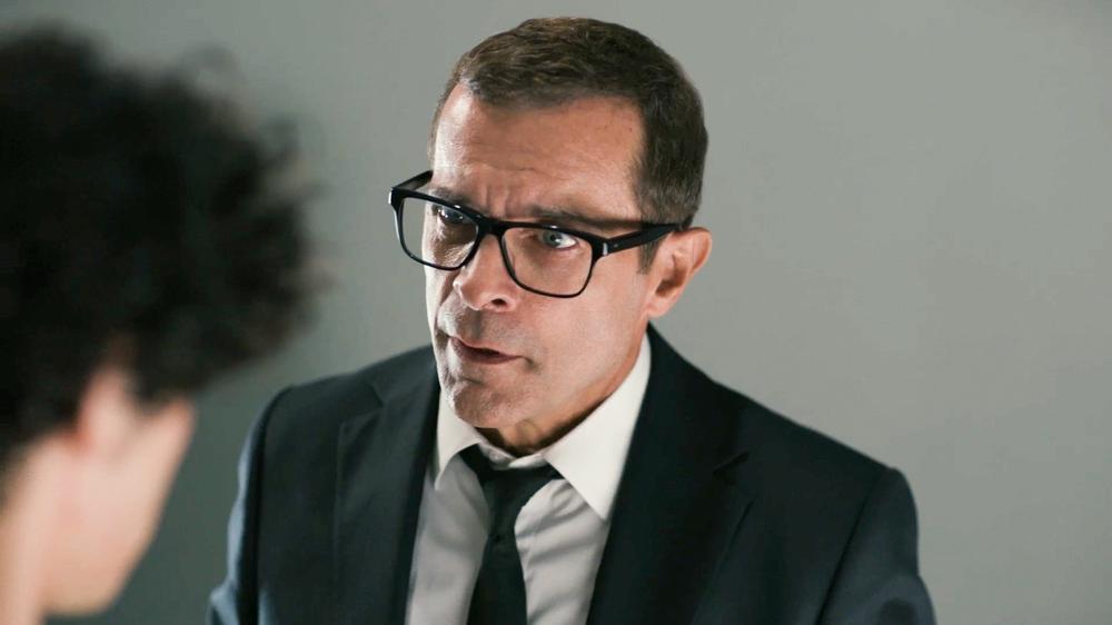 Σκηνή από τη σειρά Ο Δικαστής, με τους πρωταγωνιστές σε έντονες στιγμές