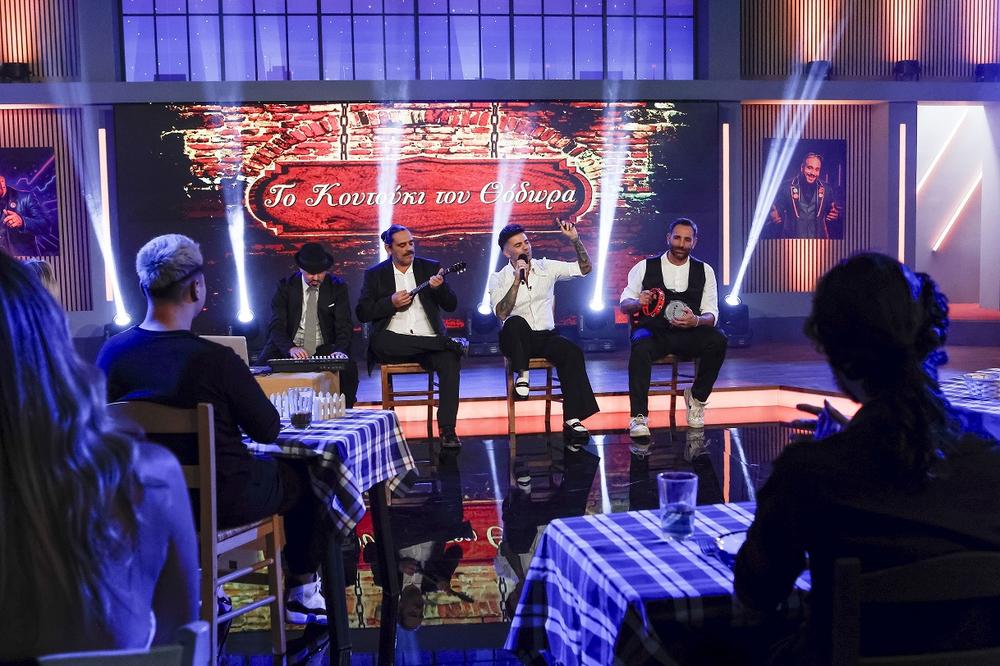 Στιγμιότυπο από την εκπομπή «Στην Αγκαλιά του Φάνη» με τους καλεσμένους.