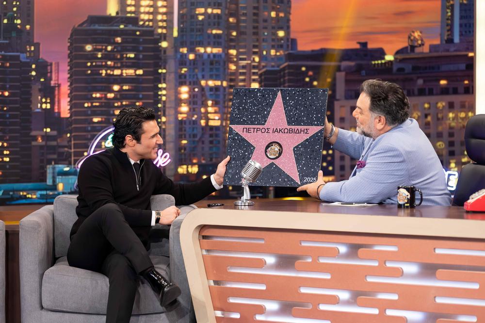 Ο Πέτρος Ιακωβίδης τραγουδάει ζωντανά